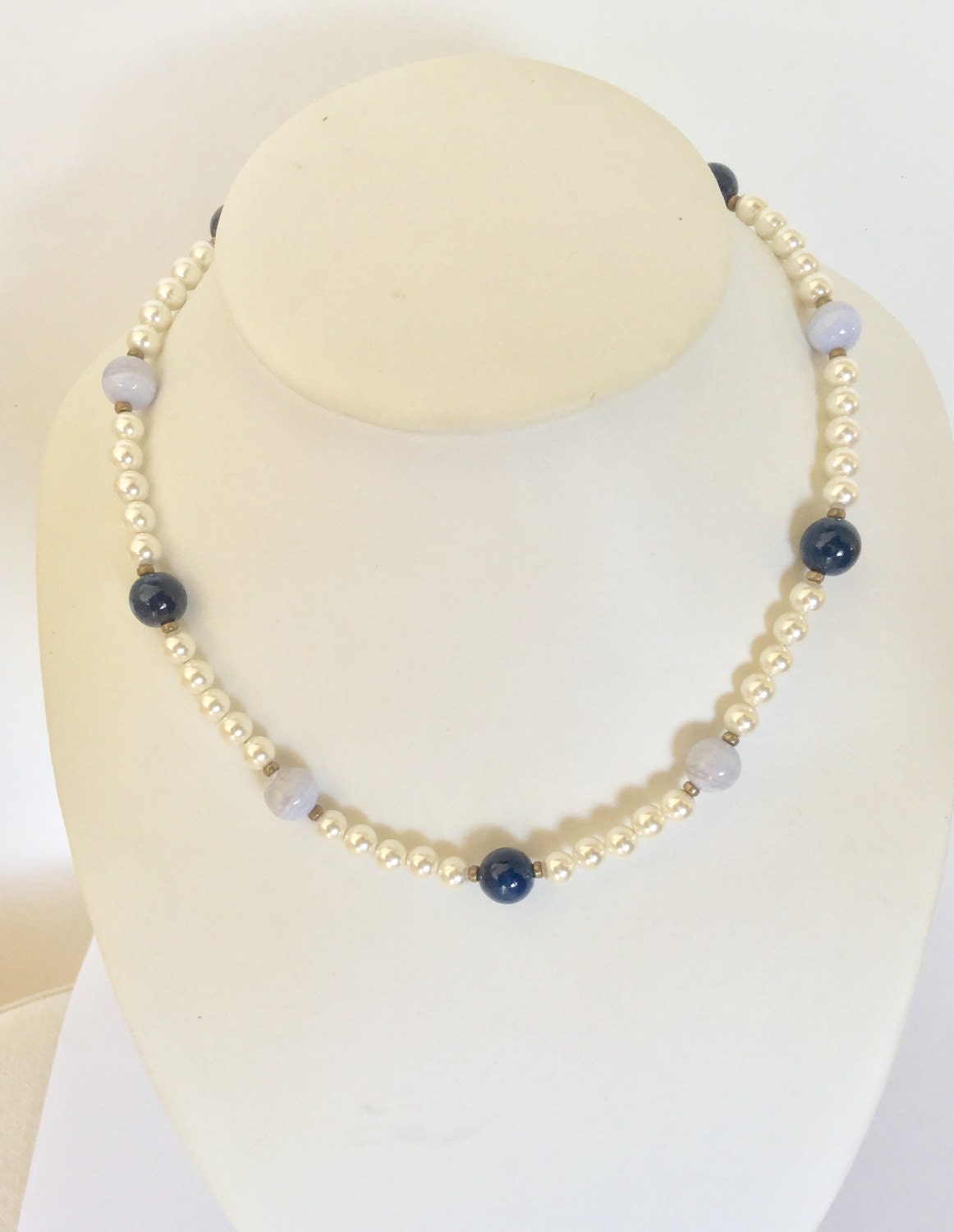 Collier Perles Blanc Et Bleu Avec Pendentif Pierre Bleue Et Zircons | Neuf Sans Emballage