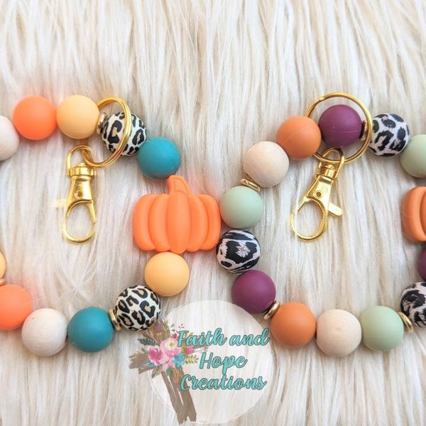 Beaded fall pumpkin keychain bracelet, keychain wristlet, keychain for women, beaded keychain, beaded keychain wristlet