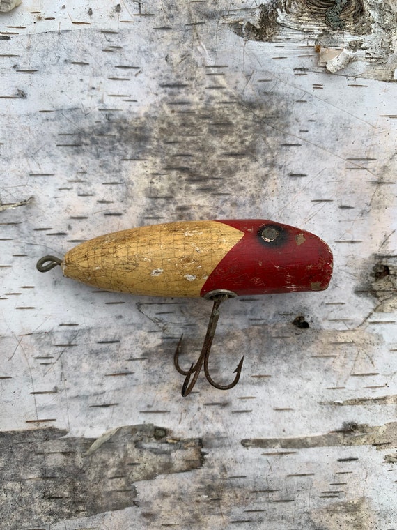 Old Fishing Lure Vintage Rustic Worn Weathered Man Cave Decor Cabin Bar  Cork Wood Chippy Shabby Red Yellow -  Sweden