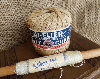 Kite Cord Set String Rope New Old Stock Handle Wood Roll Reel Hi-Flier Alox Super Flying Kids Toy Play Summer Vintage Ball Tan White Strong