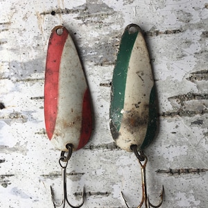 Red Eye Wiggler Fishing Lure Vintage Silver Large Rustic Worn Weathered Man  Cave Decor Cabin Bar Hofschneider Corp Metal 