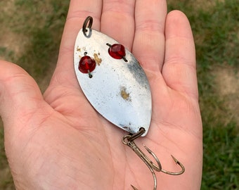 Red Eye Wiggler Fishing Lure Vintage Silver Large Rustic Worn Weathered Man  Cave Decor Cabin Bar Hofschneider Corp Metal - Etsy