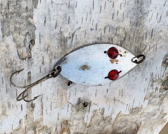 Red eye wiggler fishing lure vintage silver large  rustic worn weathered man cave decor cabin bar Hofschneider Corp metal
