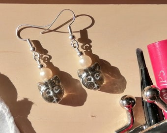 Black cat and faux pearl earrings - Classy cat lover gift idea