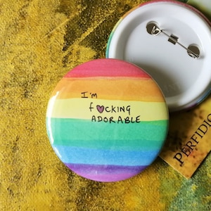Estoy jodidamente adorable insignia - regalo de orgullo juramento - Insignia de alfiler grande ilustrada a mano y pintada con arco iris