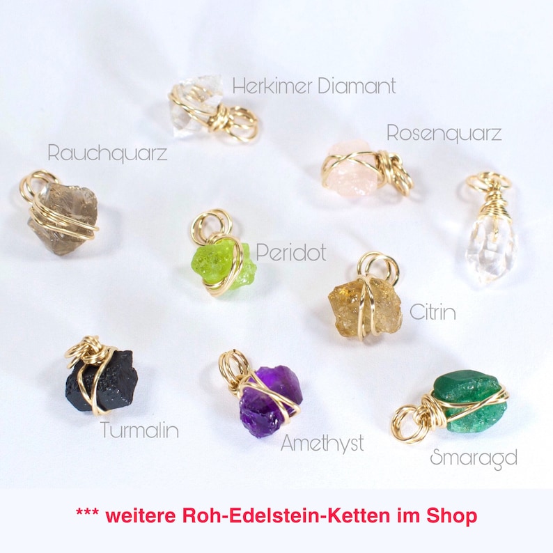 May include: A collection of nine raw gemstone pendants wrapped in gold wire. The gemstones include Herkimer diamond, rose quartz, smoky quartz, peridot, citrine, tourmaline, amethyst, emerald, and a clear quartz.  *** weitere Roh-Edelstein-Ketten im Shop