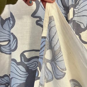 rideau vintage grande fleur bleue, un panneau, rideaux courts des années 70, rideau suédois scandinave en coton et lin