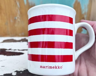 Copo de caneca com listra vermelha Finlândia Marimekko x SKV Oiva Tasaraita / Fabricado na Inglaterra
