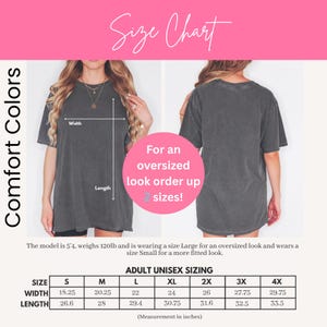 K&ouml;nnte beinhalten: Gr&ouml;&szlig;entabelle f&uuml;r Comfort Colors Unisex-T-Shirts f&uuml;r Erwachsene. Die Tabelle zeigt die Ma&szlig;e in Zoll f&uuml;r die Gr&ouml;&szlig;en S bis 4XL. Das Model ist 1,63 m gro&szlig; und wiegt 54 kg. F&uuml;r einen Oversize-Look zwei Gr&ouml;&szlig;en gr&ouml;&szlig;er bestellen.