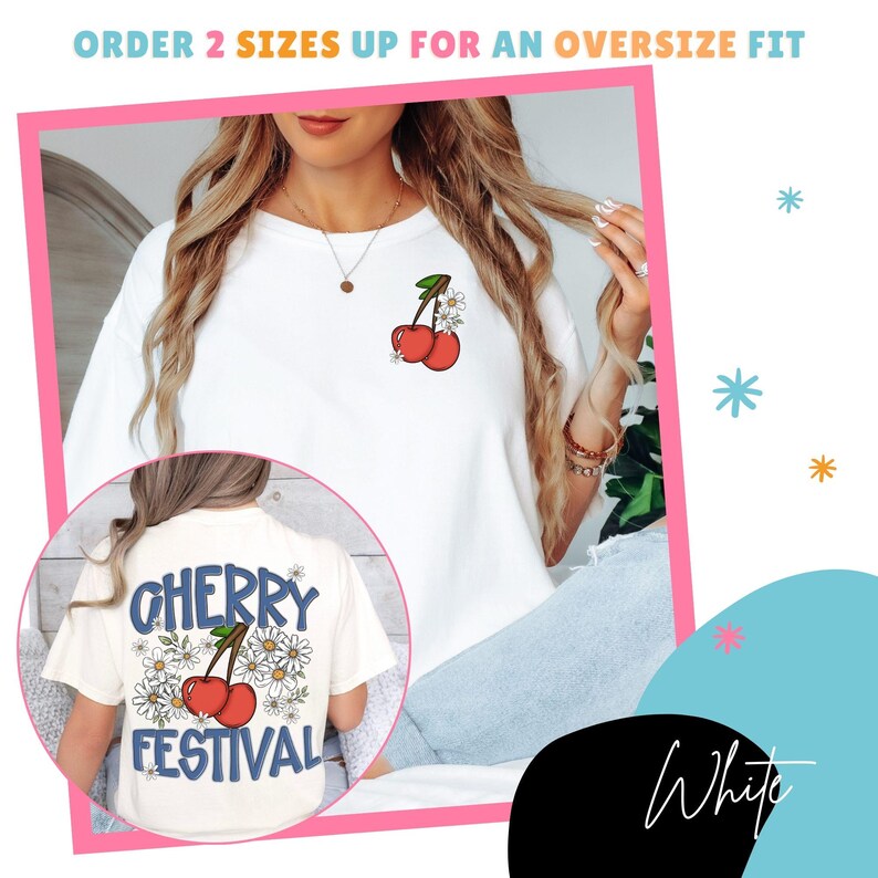 K&ouml;nnte beinhalten: Wei&szlig;es T-Shirt mit Kirschgrafik auf Vorder- und R&uuml;ckseite. Die Vorderseite zeigt ein kleines Kirschdesign mit Blumen, w&auml;hrend die R&uuml;ckseite die Worte "CHERRY FESTIVAL" mit einem Kirsch- und G&auml;nsebl&uuml;mchen-Design zeigt. Der Text "ORDER 2 SIZES UP FOR AN OVERSIZE FIT" steht oben.