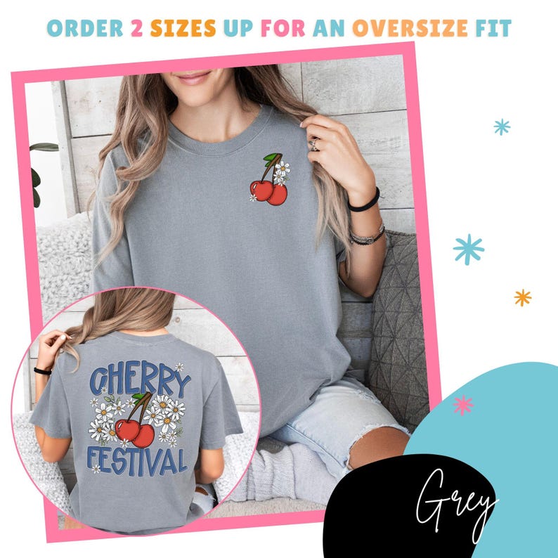 K&ouml;nnte beinhalten: Ein graues T-Shirt mit einem Kirsch-Motiv auf der Vorder- und R&uuml;ckseite. Die Vorderseite zeigt eine Kirsche mit wei&szlig;en Bl&uuml;ten. Auf der R&uuml;ckseite des Shirts steht "CHERRY FESTIVAL" mit einem Kirsch- und G&auml;nsebl&uuml;mchen-Design. Der Text "ORDER 2 SIZES UP FOR AN OVERSIZE FIT" steht oben.