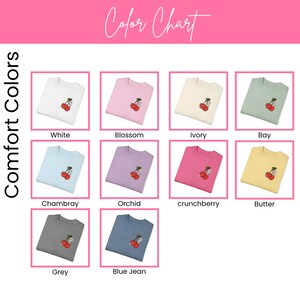 K&ouml;nnte beinhalten: Eine Farbkarte mit Comfort Colors T-Shirts in verschiedenen Farbt&ouml;nen. Jedes Shirt hat ein gesticktes Kirschdesign. Farben sind Wei&szlig;, Blossom, Ivory, Bay, Chambray, Orchid, Crunchberry, Butter, Grau und Blue Jean. Der Text "Color Chart" steht oben.