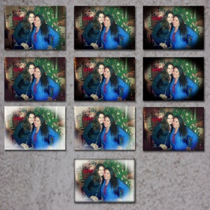 Puede incluir: Un collage de nueve imágenes con dos personas de pie frente a un árbol de Navidad. Las personas visten ropa azul y negra. El fondo es una imagen borrosa de un árbol de Navidad con adornos.