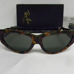K&ouml;nnte beinhalten: Schildpattfarbene Ray-Ban Sonnenbrille mit Cat-Eye-Gestell und dunklen Gl&auml;sern.