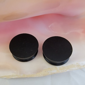 Pair black silicone plugs large sizes 16mm to 28mm gauges