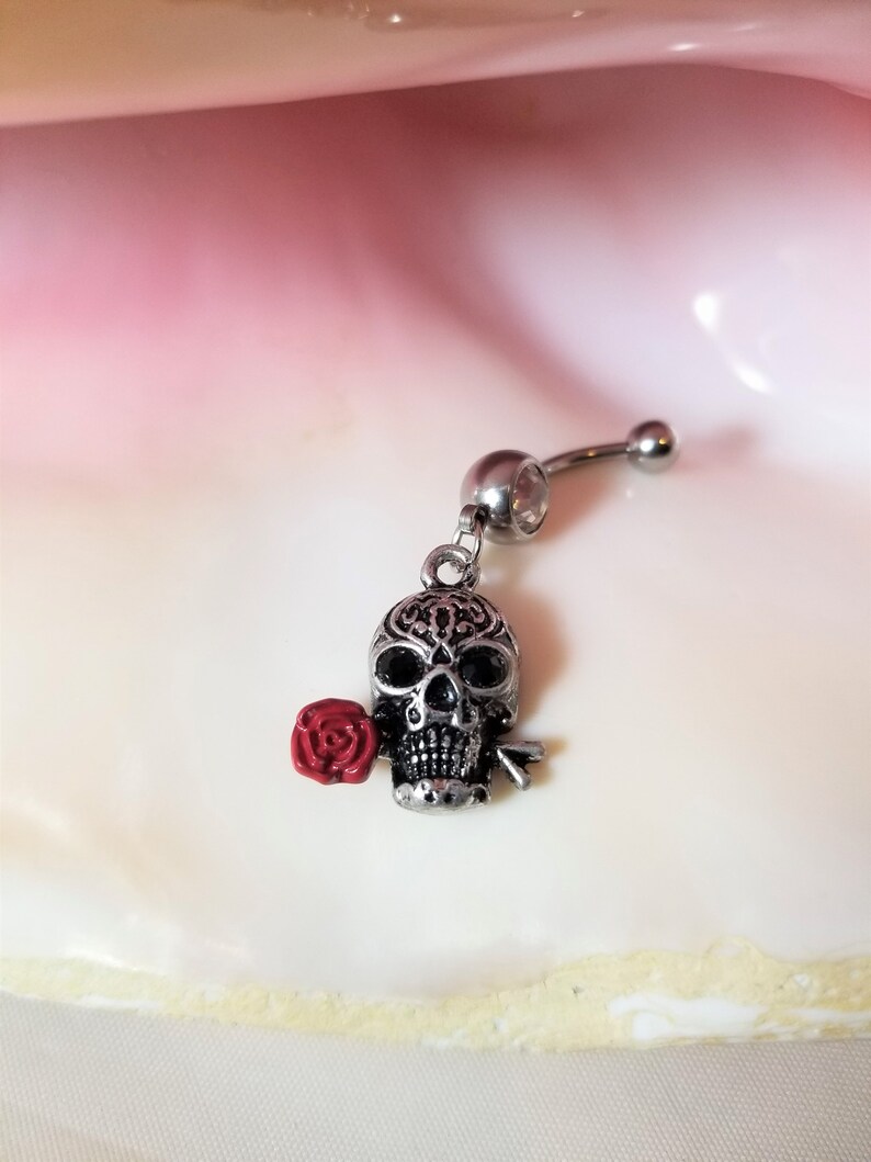 USA CAST NEW PEWTER SKULL w ROSE FLOWER IN TEETH ON DBL CLEAR BELLY BUTTON RING