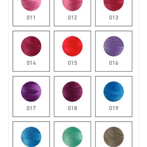Op de afbeelding: Een verzameling van 12 kleine garenbollen in verschillende kleuren, waaronder roze, rood, paars, blauw en groen. Elke bol is gemarkeerd met een nummer van 011 tot 022.