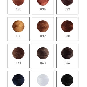 Op de afbeelding: Een kleurenkaart met 12 verschillende tinten garen, waaronder bruin, rood, zwart, wit en goud. De kaart is gelabeld met de nummers 035 tot en met 045, Beyaz (wit) en Siyah (zwart).