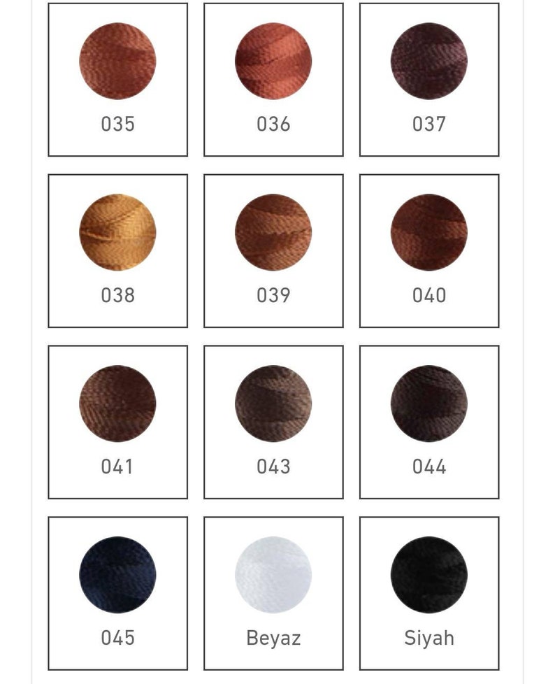 Op de afbeelding: Een kleurenkaart met 12 verschillende tinten garen, waaronder bruin, rood, zwart, wit en goud. De kaart is gelabeld met de nummers 035 tot en met 045, Beyaz (wit) en Siyah (zwart).