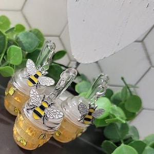 Hydrating Honey Bee Lipgloss For Her Vanilla Lip Gloss Bee Gift Handmade Cosmetic Gift For Teen Girls Non-Sticky Honeycomb Gloss Hydrating