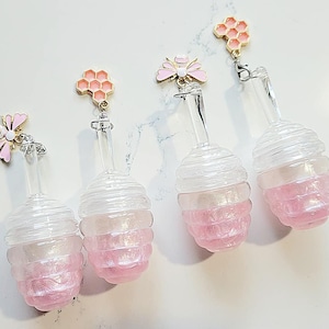 Hydrating Honey Bee Lipgloss For Her Pink Lip Gloss Bee Gift Handmade Cosmetic Gift For Teen Girls Non-Sticky Honeycomb Gloss Hydrating