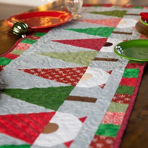 Kit de courtepointe chemin de table sapins et gnomes, motif en tissu, support de reliure tout prédécoupé 16 x 60 po