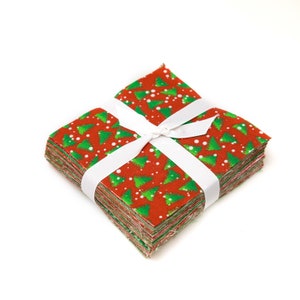 102 Pieces Christmas Basics Red Green pre cut charm pack 5&quot; squares 100% cotton fabric quilt Blenders