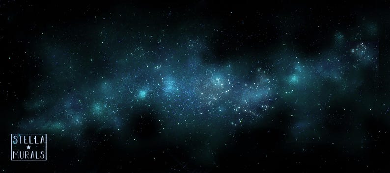 Pu&ograve; includere: Un design galattico blu scuro e verde acqua con numerose stelle bianche. L'immagine presenta un effetto nebulosa con una concentrazione di stelle al centro. Il logo Stella Murals si trova nell'angolo in basso a sinistra.