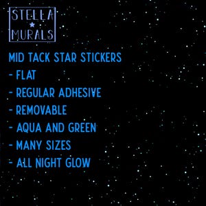 Pu&ograve; includere: Sfondo nero con puntini bianchi a forma di stelle. Testo blu acqua: "STELLA MURALS" e "MID TACK STAR STICKERS - FLAT - REGULAR ADHESIVE - REMOVABLE - AQUA AND GREEN - MANY SIZES - ALL NIGHT GLOW."
