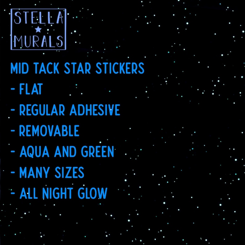 Pu&ograve; includere: Sfondo nero con puntini bianchi a forma di stelle. Testo blu acqua: "STELLA MURALS" e "MID TACK STAR STICKERS - FLAT - REGULAR ADHESIVE - REMOVABLE - AQUA AND GREEN - MANY SIZES - ALL NIGHT GLOW."