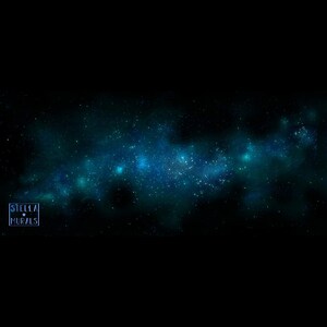Pu&ograve; includere: Immagine panoramica di un cielo notturno, prevalentemente nero, con una vibrante esposizione di nebulose blu e turchesi e ammassi di stelle. Il testo "STELLA MURALS" &egrave; in un riquadro blu in basso a sinistra. L'immagine evoca il cosmo.