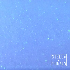 Pu&ograve; includere: Uno sfondo azzurro chiaro con piccoli puntini bianchi e verdi. L'angolo in basso a destra presenta il testo "STELLA MURALS" in un riquadro rettangolare bianco.