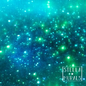 Pu&ograve; includere: Sfondo astratto con un gradiente di tonalit&agrave; blu e verdi, punteggiato da numerosi punti bianchi e verdi brillanti, che creano un effetto stellato o galattico. L'immagine include il testo "STELLA MURALS" in un riquadro bianco.