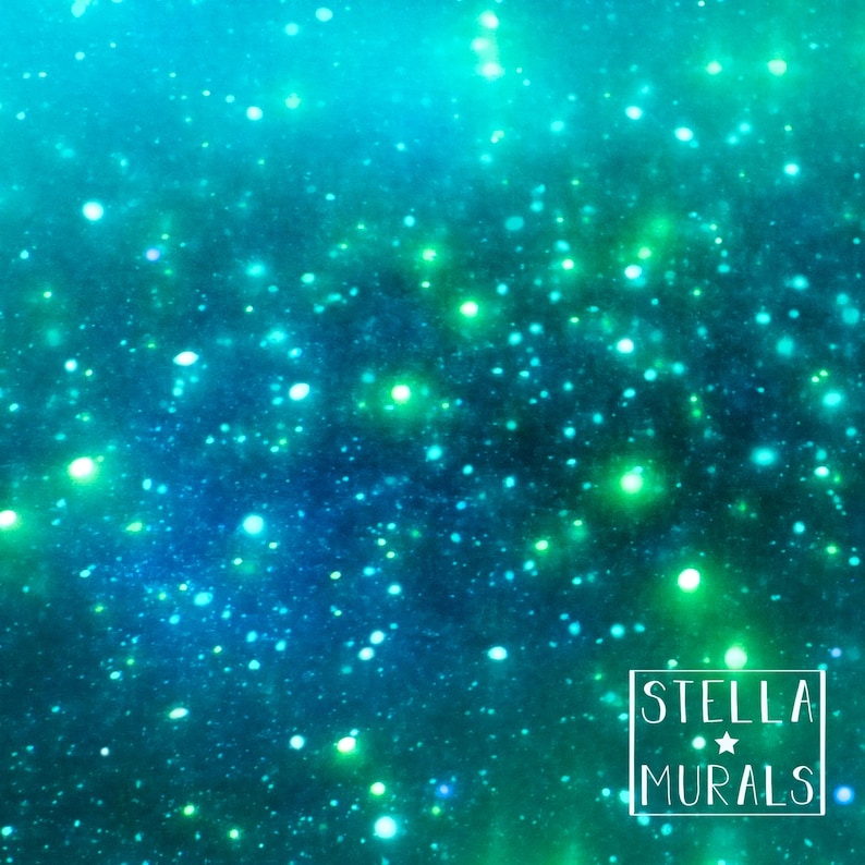 Pu&ograve; includere: Sfondo astratto con un gradiente di tonalit&agrave; blu e verdi, punteggiato da numerosi punti bianchi e verdi brillanti, che creano un effetto stellato o galattico. L'immagine include il testo "STELLA MURALS" in un riquadro bianco.