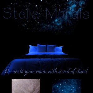 Pu&ograve; includere: Immagine scura con un letto con lenzuola e cuscini blu, illuminato da una luce blu. Il testo "Stella Murals" e "Decora la tua stanza con un velo di stelle!" sono visualizzati. Due immagini pi&ugrave; piccole in basso.