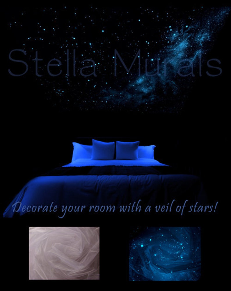 Pu&ograve; includere: Immagine scura con un letto con lenzuola e cuscini blu, illuminato da una luce blu. Il testo "Stella Murals" e "Decora la tua stanza con un velo di stelle!" sono visualizzati. Due immagini pi&ugrave; piccole in basso.
