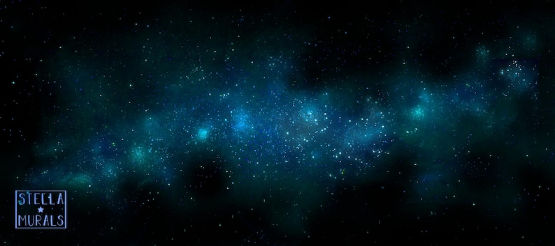 Pu&ograve; includere: Un murale galattico blu scuro e verde acqua con numerose stelle bianche e gialle. L'immagine presenta un design simile a una nebulosa con il testo "STELLA MURALS" in un riquadro bianco nell'angolo in basso a sinistra.