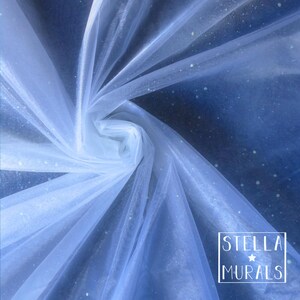 Pu&ograve; includere: Tessuto di tulle bianco con un sottile effetto scintillante, disposto in un motivo a spirale su uno sfondo blu sfumato. Il tessuto &egrave; semitrasparente, con una texture delicata. Il logo Stella Murals si trova in basso a destra.