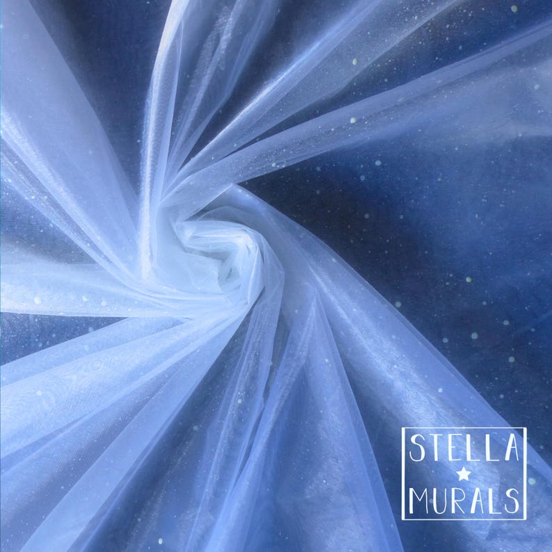 Pu&ograve; includere: Tessuto di tulle bianco con un sottile effetto scintillante, disposto in un motivo a spirale su uno sfondo blu sfumato. Il tessuto &egrave; semitrasparente, con una texture delicata. Il logo Stella Murals si trova in basso a destra.