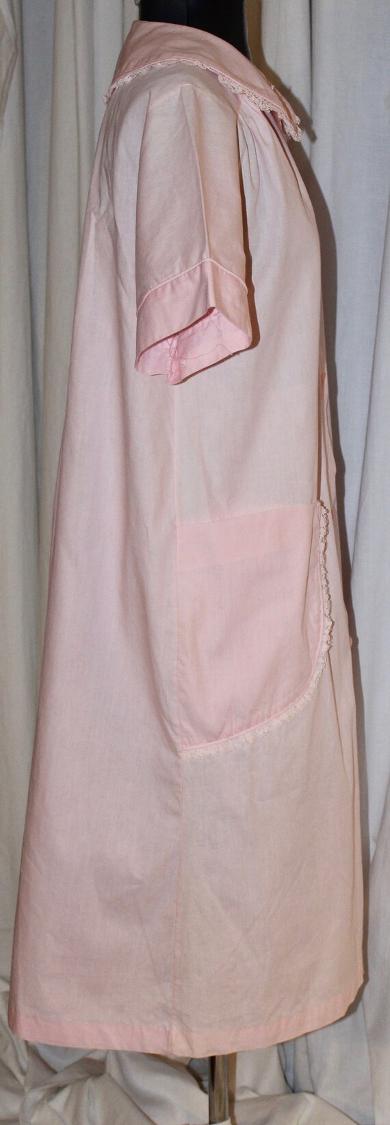 Vintage pink housecoat, house dress, 60s 70s ligh… - image 5