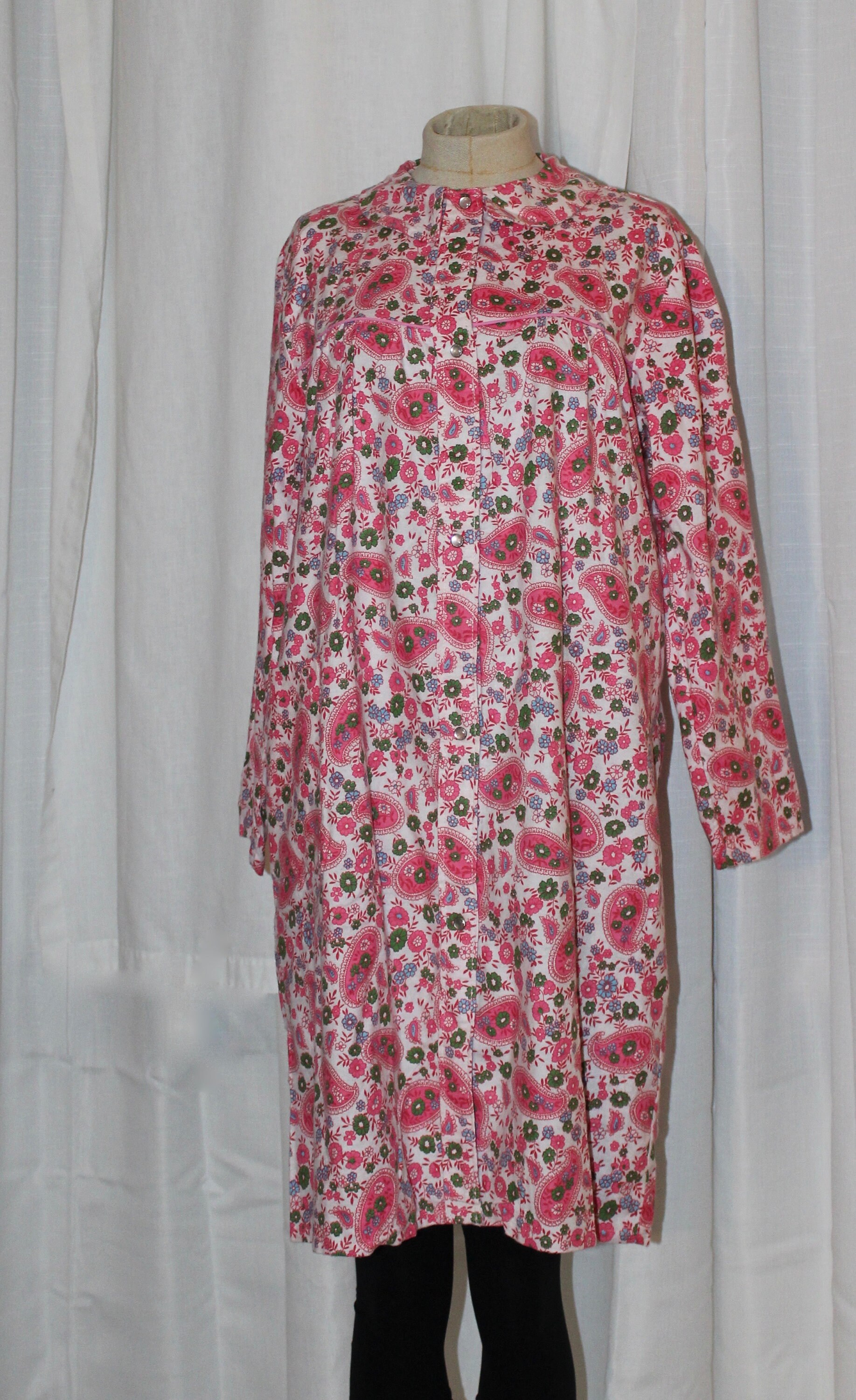 Vintage Flannel Robe Housecoat 70s, Dead Stock 100 Cotton Pink Paisley