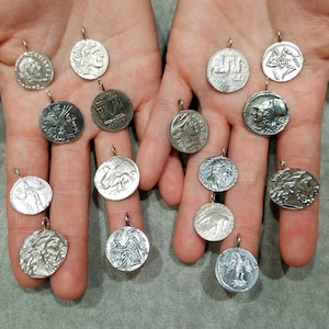 KLEINE Tetradrachme hanger van 925 sterlingzilver. Muntencollectie. 8 verschillende munten om uit te kiezen. Denarius, stater en drachmen. GRATIS ketting.