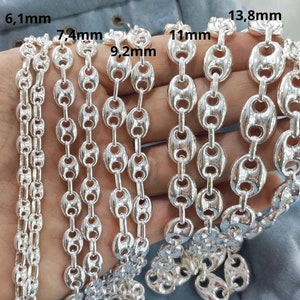 Op de afbeelding: Vijf zilveren kettingen in verschillende maten, variërend van 6,1 mm tot 13,8 mm, liggen op een blauwe ondergrond. De kettingen zijn gemaakt van in elkaar grijpende ovale schakels.