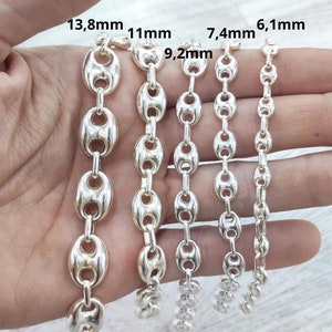 Op de afbeelding: Vijf zilveren kettingen in verschillende lengtes en breedtes. De kettingen zijn gemaakt van ovale schakels. De kettingen zijn gelabeld met hun afmetingen in millimeters: 13,8 mm, 11 mm, 9,2 mm, 7,4 mm en 6,1 mm.