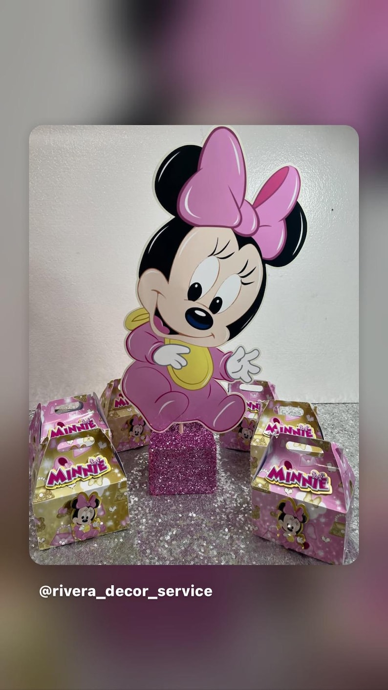 May include: A Minnie Mouse-themed party decoration set. It includes a large, pink Minnie Mouse cutout, a glittery pink base, and several small gift boxes with Minnie Mouse graphics. The image has the Instagram handle @rivera_decor_service.