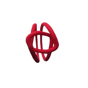 Puede incluir: Dos gomas para el pelo rojas en un dise&ntilde;o anudado.