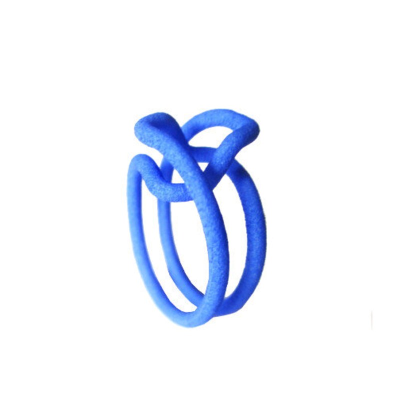 Puede incluir: Un anillo azul hecho de dos bandas entrelazadas. El anillo es liso y tiene una superficie ligeramente texturizada.