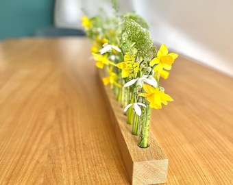 Blumenvase aus Holz – Natürliche Deko für den Esstisch – Vase mit Reagenzglas für Trockenblumen & frische Blumen - Tischdeko Sommer