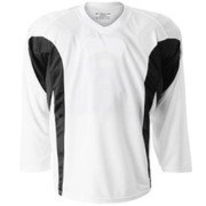 Puede incluir: Camiseta de hockey blanca con detalles negros en los hombros y las mangas.