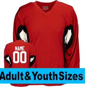 Puede incluir: Un jersey de hockey rojo con detalles en negro y blanco. El jersey tiene una placa de nombre en blanco con el número "00" en la espalda. El texto "Adult & Youth Sizes" se muestra en la parte inferior de la imagen.